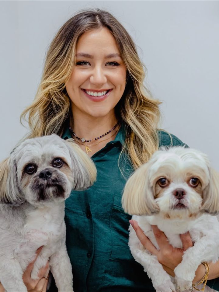 Dra. Adriele Chirigatti, médica-veterinária, em atendimento no consultório